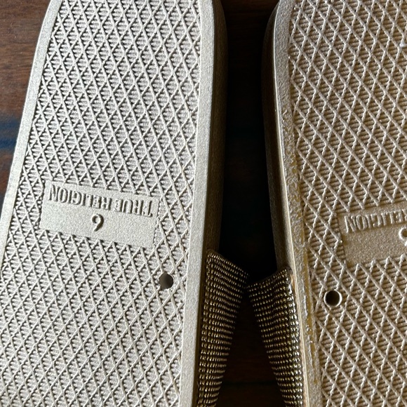 True Religion Women's Jasmine Bling Gold Black Slides Slippers Size 6 - Picture 3 of 3